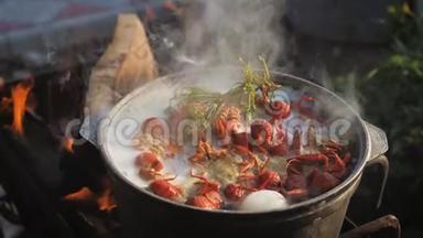 <strong>小龙</strong>虾在水中用香料和草药烹饪。 热煮<strong>小龙</strong>虾。 龙虾特写..